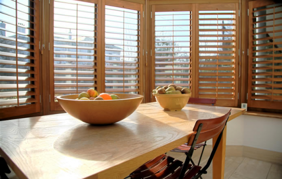 新型塑木遮阳窗及通风墙幕广泛使用