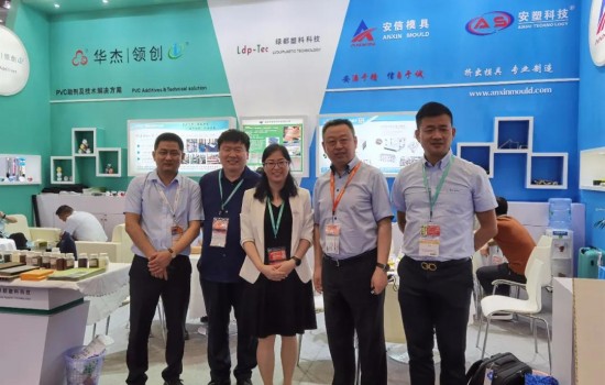 中国塑协塑木制品专委会参观第三十四届国际橡塑展