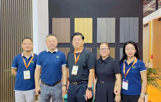 中国塑协塑木制品专委会参观中国国际地面材料及铺装技术展览会